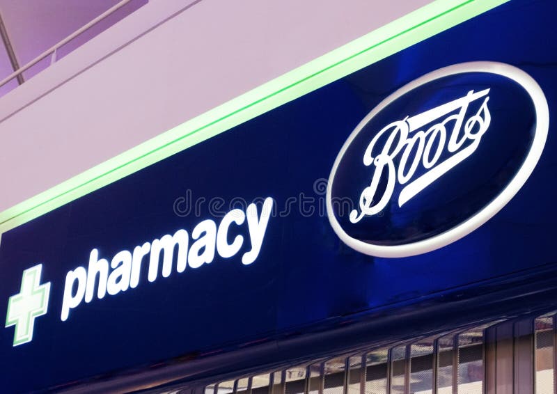 LONDRES, REINO UNIDO - 31 DE AGOSTO DE 2018: Exhibición de las botas y de la farmacia en centro comercial imagen de archivo LONDRES, REINO UNIDO - 31 DE AGOSTO DE 2018: Exhibición de las botas y de la farmacia en centro comercial imagen de archivo