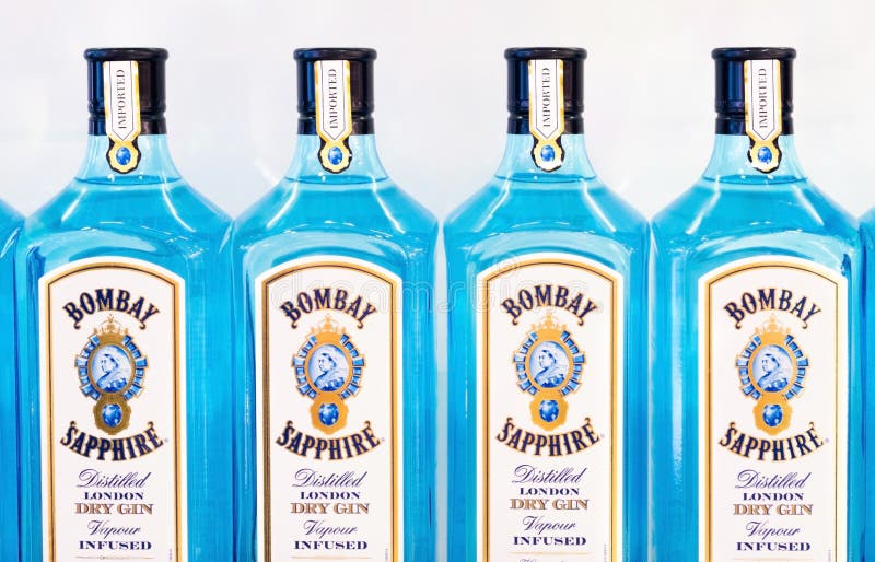 LONDRES, REINO UNIDO - 31 DE AGOSTO DE 2018: Las botellas de Bombay Sapphire London secan la ginebra en tienda imágenes de archivo libres de regalías LONDRES, REINO UNIDO - 31 DE AGOSTO DE 2018: Las botellas de Bombay Sapphire London secan la ginebra en tienda imágenes de archivo libres de regalías