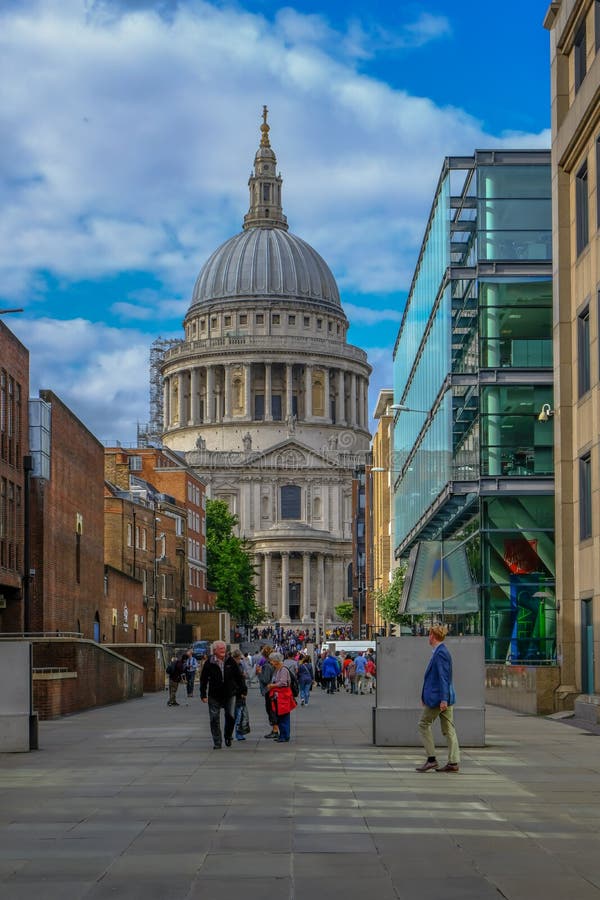 Londres, Reino Unido - 3 de agosto de 2017: Mirada hacia la catedral de San Pablo a partir del milenio imagenes de archivo Londres, Reino Unido - 3 de agosto de 2017: Mirada hacia la catedral de San Pablo a partir del milenio imagenes de archivo