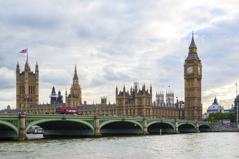 LONDRES, REINO UNIDO - 12 DE AGOSTO: Vista lateral del ove ocupado del puente de Westminster fotos de archivo LONDRES, REINO UNIDO - 12 DE AGOSTO: Vista lateral del ove ocupado del puente de Westminster fotos de archivo