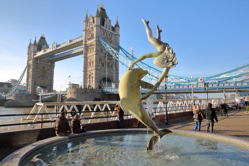 LONDRES, REINO UNIDO - 11 DE DEZEMBRO DE 2016: A vista da ponte da torre de St Katharine entra com o estilhaço no fundo e a menin fotografia de stock LONDRES, REINO UNIDO - 11 DE DEZEMBRO DE 2016: A vista da ponte da torre de St Katharine entra com o estilhaço no fundo e a menin fotografia de stock