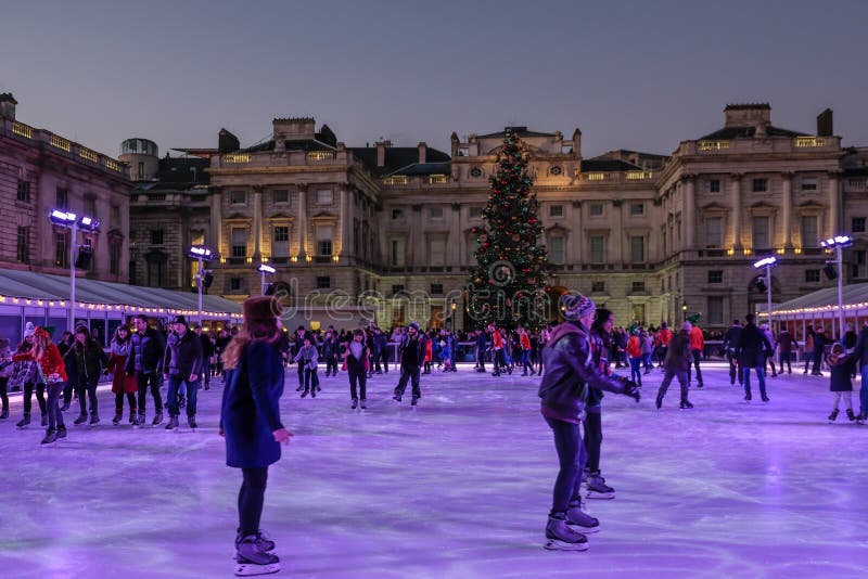 Londres Reino Unido - 29 de diciembre 2015: Patinadores que se divierten en Somerset Ho foto de archivo libre de regalías Londres Reino Unido - 29 de diciembre 2015: Patinadores que se divierten en Somerset Ho foto de archivo libre de regalías