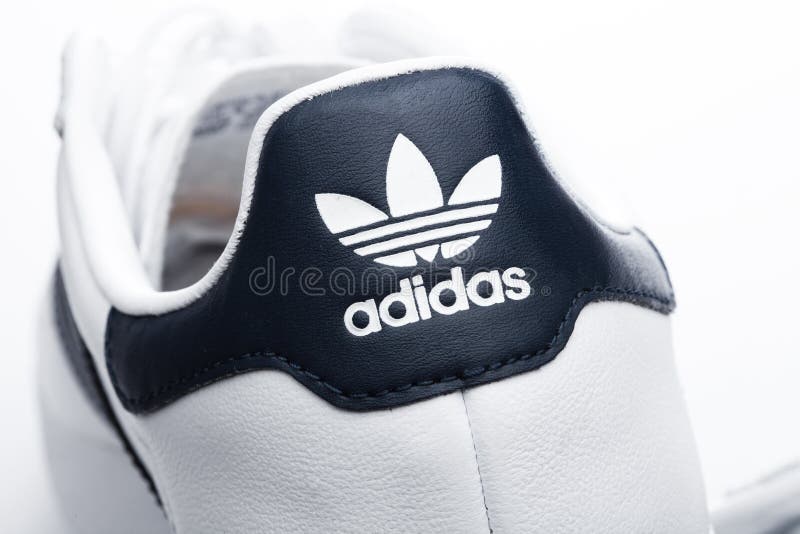 UNIDO - 2 DE ENERO DE 2018: Adidas Originals Calza La Etiqueta En Blanco Sociedad Multinacional Alemana Que Imagen de archivo editorial - Imagen de primer, elemento: 107072354