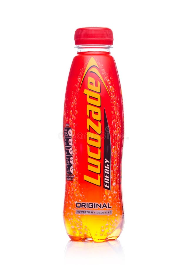 LONDRES, REINO UNIDO - 24 DE ENERO DE 2018: Botella de refresco original de la limonada de Lucozade en blanco fotografía de archivo