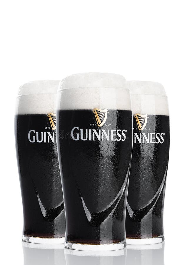 LONDRES, REINO UNIDO - 26 DE FEVEREIRO DE 2017: Vidros da cerveja original de Guinness no fundo branco A cerveja de Guinness tem imagens de stock LONDRES, REINO UNIDO - 26 DE FEVEREIRO DE 2017: Vidros da cerveja original de Guinness no fundo branco A cerveja de Guinness tem imagens de stock