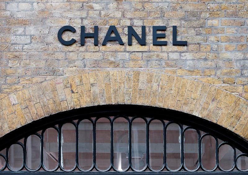 LONDRES, REINO UNIDO - 2 DE JUNHO DE 2017: Chanel Covent Garden Pop-Up Store em Londres fotos de stock royalty free LONDRES, REINO UNIDO - 2 DE JUNHO DE 2017: Chanel Covent Garden Pop-Up Store em Londres fotos de stock royalty free
