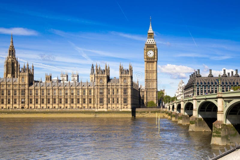 LONDRES, Reino Unido - 24 de junio de 2014 - Big Ben y casas del parlamento imagen de archivo libre de regalías LONDRES, Reino Unido - 24 de junio de 2014 - Big Ben y casas del parlamento imagen de archivo libre de regalías