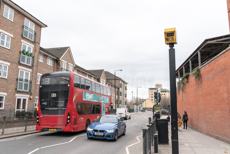 Londres, Reino Unido - 5 de março de 2019: Câmera da velocidade em uma estrada em Inglaterra imagens de stock Londres, Reino Unido - 5 de março de 2019: Câmera da velocidade em uma estrada em Inglaterra imagens de stock