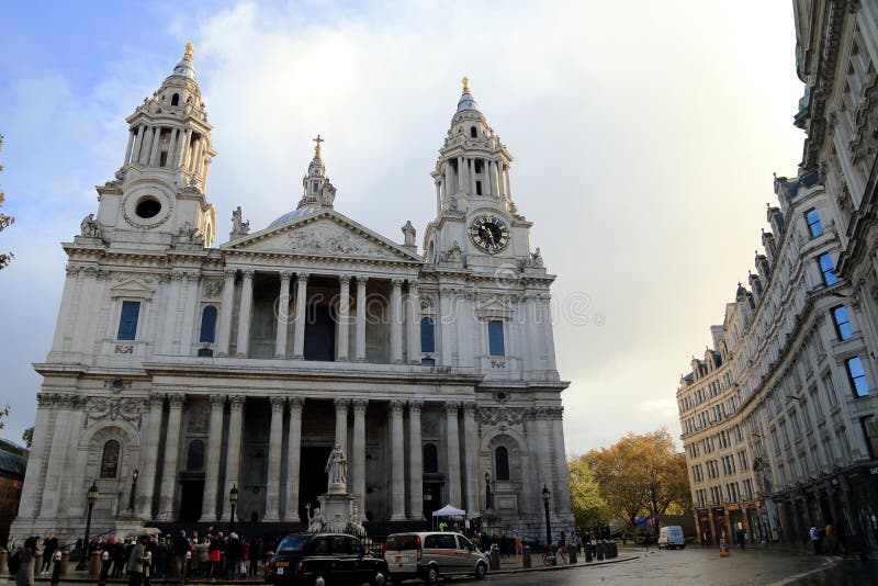 LONDRES, REINO UNIDO - 12 DE NOVEMBRO DE 2018: A catedral de St Paul, uma das vistas as mais famosas e as mais reconhecíveis de I fotos de stock royalty free LONDRES, REINO UNIDO - 12 DE NOVEMBRO DE 2018: A catedral de St Paul, uma das vistas as mais famosas e as mais reconhecíveis de I fotos de stock royalty free