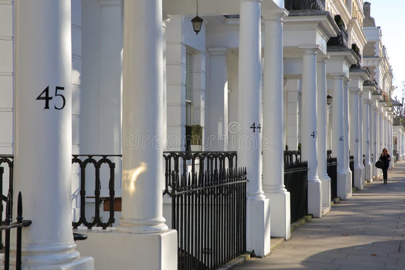 LONDRES, REINO UNIDO - 28 DE NOVEMBRO DE 2016: A fileira do luxo branco abriga fachadas em Kensington sul imagens de stock royalty free LONDRES, REINO UNIDO - 28 DE NOVEMBRO DE 2016: A fileira do luxo branco abriga fachadas em Kensington sul imagens de stock royalty free