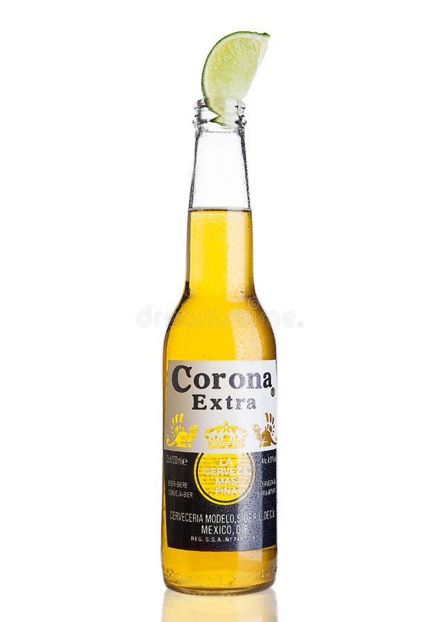LONDRES, REINO UNIDO - 4 DE NOVEMBRO DE 2016: Garrafa de Corona Extra Beer com fatia do cal Corona, produzida por Grupo Modelo co