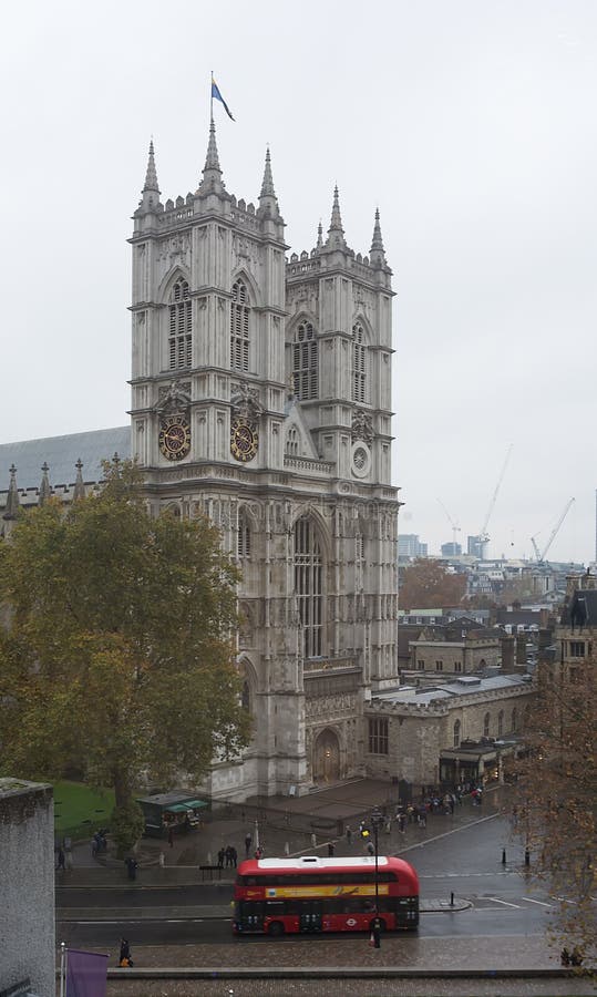 LONDRES, REINO UNIDO - 24 DE NOVIEMBRE DE 2018: Autobús rojo tradicional de Londres que viaja cerca de la abadía de Westminster fotos de archivo libres de regalías LONDRES, REINO UNIDO - 24 DE NOVIEMBRE DE 2018: Autobús rojo tradicional de Londres que viaja cerca de la abadía de Westminster fotos de archivo libres de regalías