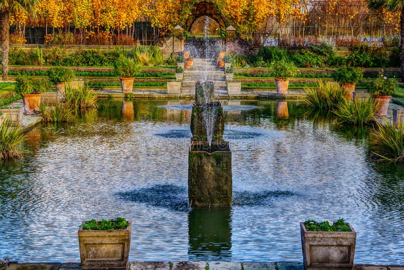 Londres, Reino Unido - 13 de noviembre de 2018 - cierre encima de la vista de la fuente de agua en el jardín hundido hermoso foto de archivo Londres, Reino Unido - 13 de noviembre de 2018 - cierre encima de la vista de la fuente de agua en el jardín hundido hermoso foto de archivo