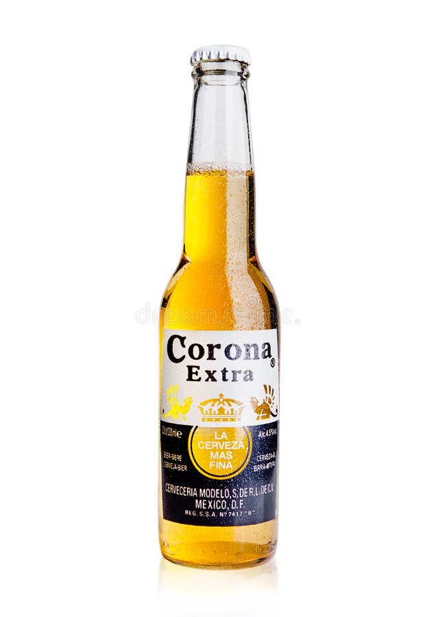 LONDRES, REINO UNIDO - 23 de outubro de 2016: Garrafa de Corona Extra Beer no branco Corona, produzida por Grupo Modelo com Bu de