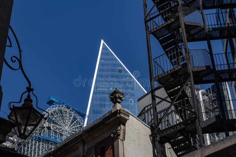 Londres, Reino Unido - 2 de septiembre de 2018: El distrito financiero del Londres de la ciudad Escaleras de la salida de incendi imagen de archivo libre de regalías Londres, Reino Unido - 2 de septiembre de 2018: El distrito financiero del Londres de la ciudad Escaleras de la salida de incendi imagen de archivo libre de regalías