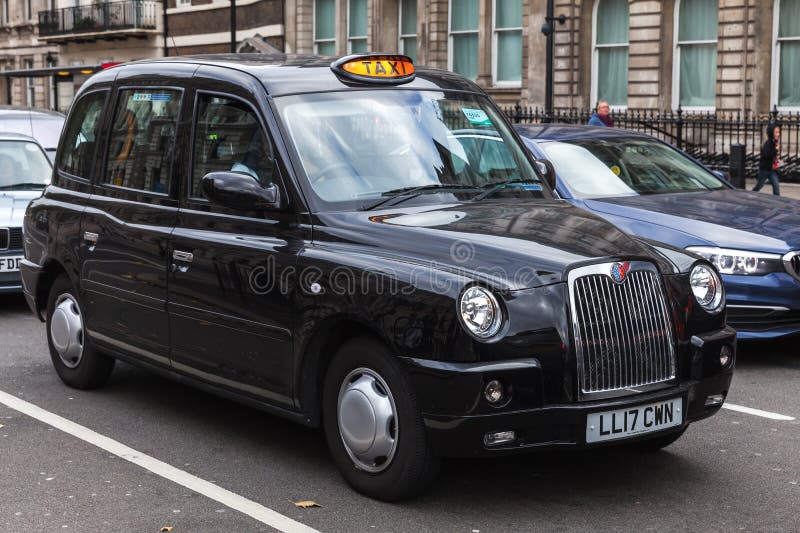 Londres, Royaume-Uni, taxi noir classique photographie stock libre de droits Londres, Royaume-Uni, taxi noir classique photographie stock libre de droits