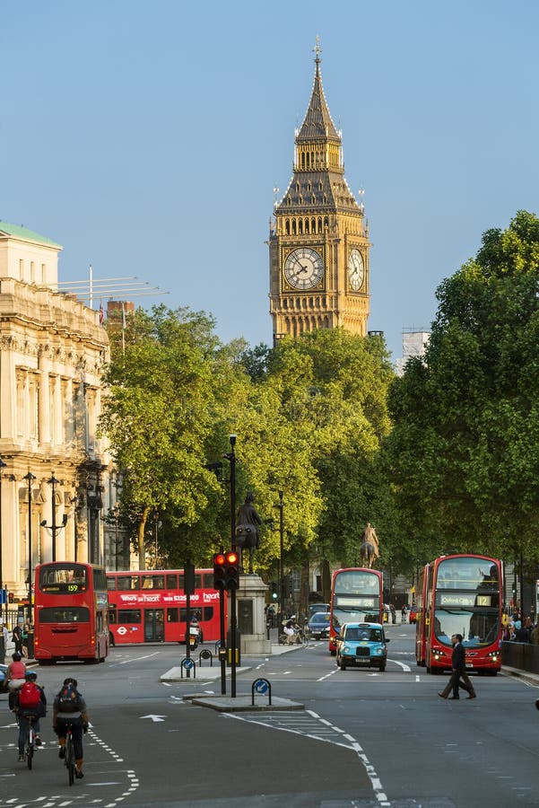 Londres, Trânsito com Big ben em segundo plano imagem de stock