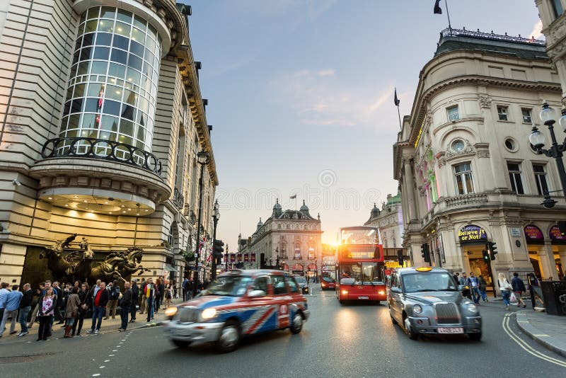 Londres, Trânsito na Piccadilly Circus foto de stock royalty free