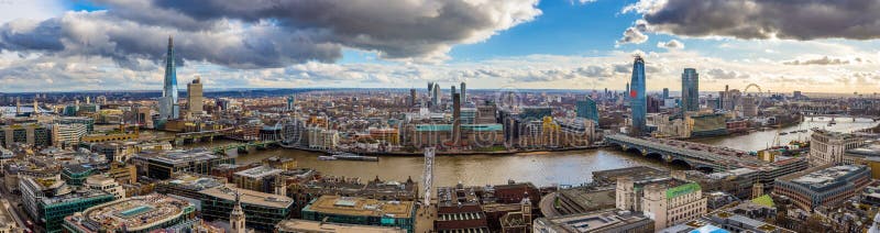 Londyn, Anglia - Panoramiczny linia horyzontu widok Londyn z milenium mostem, sławnymi drapaczami chmur i innymi punktami zwrotny