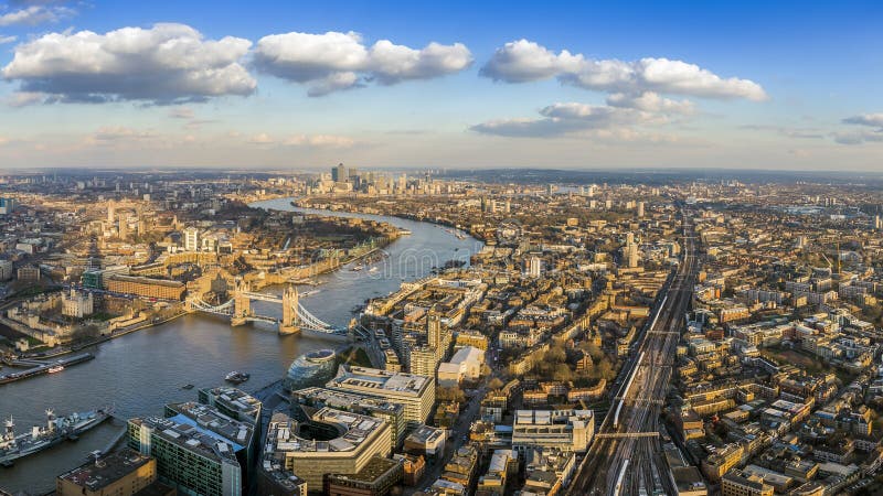 Londyn, Anglia Panoramiczny widok z lotu ptaka Londyn z i skyscrapesr - sławnym wierza most Canary Wharf i wierza obrazy stock Londyn, Anglia Panoramiczny widok z lotu ptaka Londyn z i skyscrapesr - sławnym wierza most Canary Wharf i wierza obrazy stock