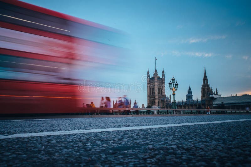 Londyn Classic red double decker bus cross Westminster Bridge w Parlamencie i Big Ben w Londynie zdjęcia stock