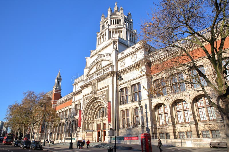 LONDYN, UK - LISTOPAD 28, 2016: Zewnętrznie fasada Wiktoria i Albert muzeum w Południowym Kensington fotografia stock LONDYN, UK - LISTOPAD 28, 2016: Zewnętrznie fasada Wiktoria i Albert muzeum w Południowym Kensington fotografia stock