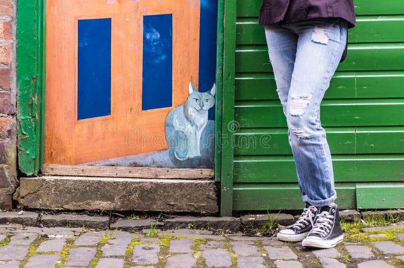 Londyn, UK, Maj 11 2014: Wzorcowi jest ubranym Converse czarni sneakers a obrazy royalty free Londyn, UK, Maj 11 2014: Wzorcowi jest ubranym Converse czarni sneakers a obrazy royalty free