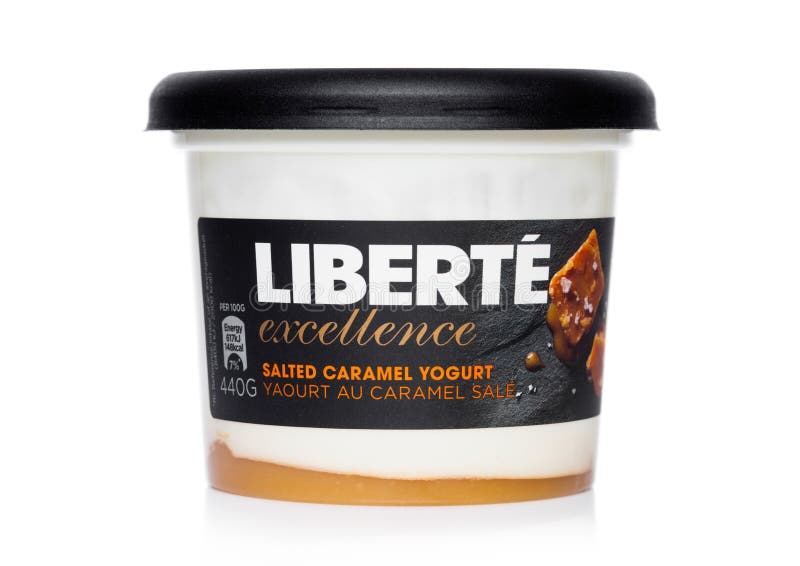 LONDYN, UK - MARZEC 05, 2019: LIBERTE doborowość solił karmelu jogurt na białym tle obrazy royalty free LONDYN, UK - MARZEC 05, 2019: LIBERTE doborowość solił karmelu jogurt na białym tle obrazy royalty free