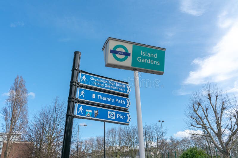 Londyn, UK - Marzec 05, 2019: Wyspa ogr?dy - Docklands Lekkiej kolei DLR stacja obok wyspa ogr?d?w na wyspie psy, obraz stock Londyn, UK - Marzec 05, 2019: Wyspa ogr?dy - Docklands Lekkiej kolei DLR stacja obok wyspa ogr?d?w na wyspie psy, obraz stock