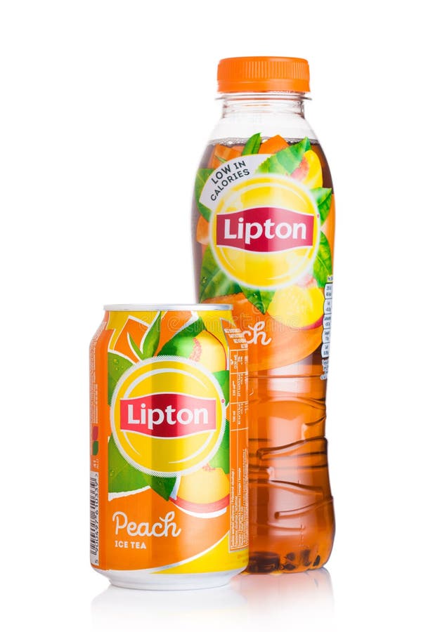 LONDYN, UK - SIERPIEŃ 10, 2018: Aluminiowa puszka i plastikowa butelka Lipton Lodowa herbata z brzoskwinia smakiem na białym tl obraz stock LONDYN, UK - SIERPIEŃ 10, 2018: Aluminiowa puszka i plastikowa butelka Lipton Lodowa herbata z brzoskwinia smakiem na białym tl obraz stock