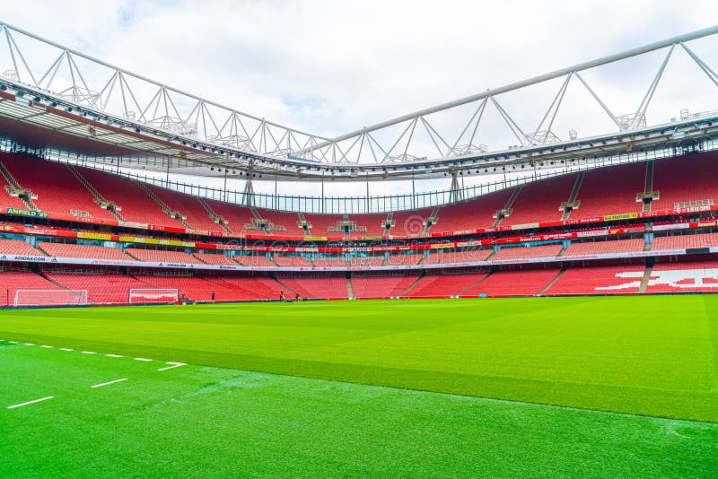 Londyn, Zjednoczone Królestwo - AUG 31.2019: Zdjęcie pustego stadionu Emirates w weekendy, który otwiera się na przyjazd turysty obrazy stock Londyn, Zjednoczone Królestwo - AUG 31.2019: Zdjęcie pustego stadionu Emirates w weekendy, który otwiera się na przyjazd turysty obrazy stock