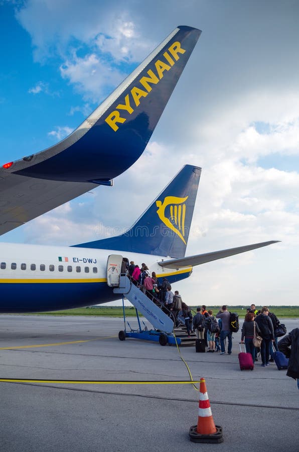 LONDYN ZJEDNOCZONE KRÓLESTWO, Kwiecień, - 12, 2015: Pasażery wsiada Ryanair Boeing B737 w Stansted lotnisku blisko Londyn, UK fotografia royalty free LONDYN ZJEDNOCZONE KRÓLESTWO, Kwiecień, - 12, 2015: Pasażery wsiada Ryanair Boeing B737 w Stansted lotnisku blisko Londyn, UK fotografia royalty free