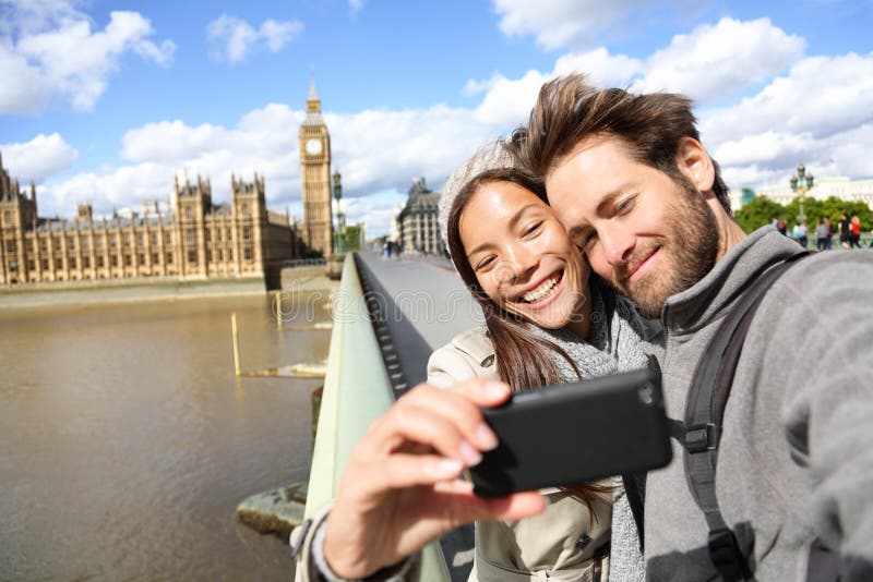 Londyńska turystyczna para bierze fotografię blisko Big Ben zdjęcia stock Londyńska turystyczna para bierze fotografię blisko Big Ben zdjęcia stock