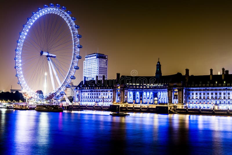 Londyński oko wzdłuż Południowego banka Rzeczny Thames obraz stock Londyński oko wzdłuż Południowego banka Rzeczny Thames obraz stock