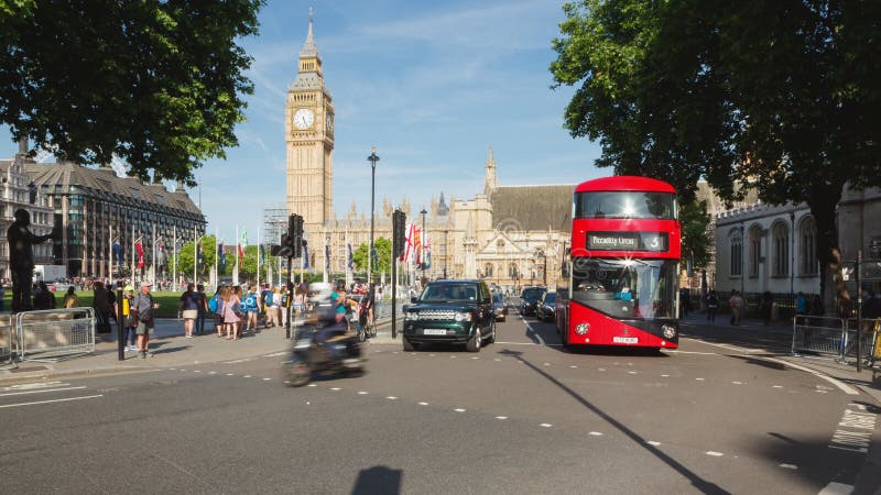 Londyński parlamentu ruchu drogowego upływ przy Westminister przy szczytowym czasem, pogodnym