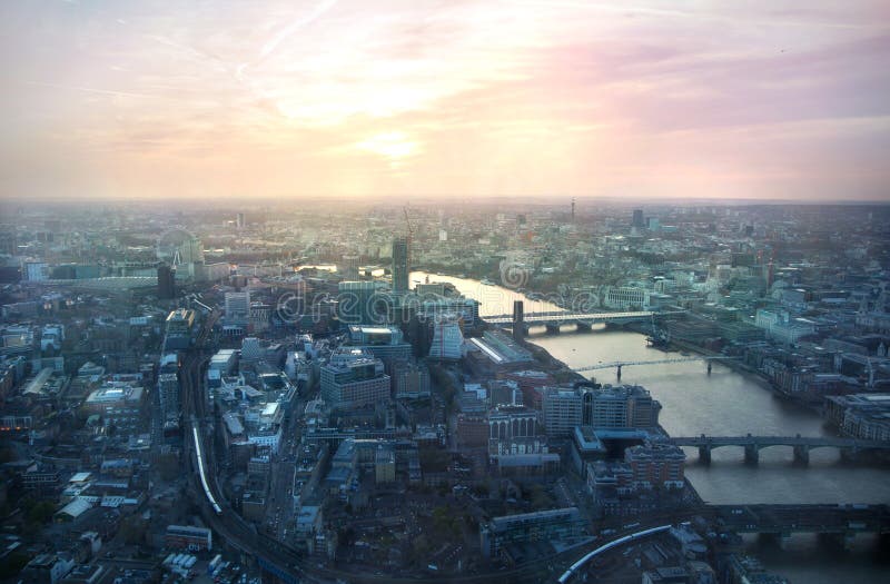 Londyński zmierzchu widok od czerepu Centre Londyn, Londyński oko, Rzeczny Thames z pięknym lekkim odbiciem fotografia stock Londyński zmierzchu widok od czerepu Centre Londyn, Londyński oko, Rzeczny Thames z pięknym lekkim odbiciem fotografia stock