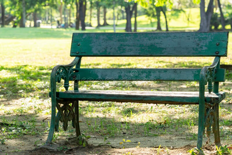 Một bức ảnh từng làm nên ký ức tuổi thơ về ghế xanh cũ trong công viên công cộng với nền mờ. Hãy xem ảnh liên quan để đắm mình trong không gian xanh tươi và tìm lại ký ức tuổi thơ của mình.