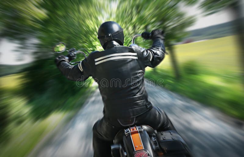 Solitario motocicleta jinete sobre el pequeno carreteras en campo, Suecia.