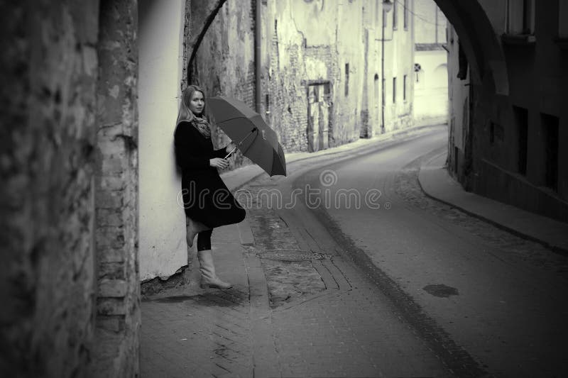 Lonelly Frau mit Regenschirm in einer Straße, Retro- lizenzfreie stockfotografie Lonelly Frau mit Regenschirm in einer Straße, Retro- lizenzfreie stockfotografie