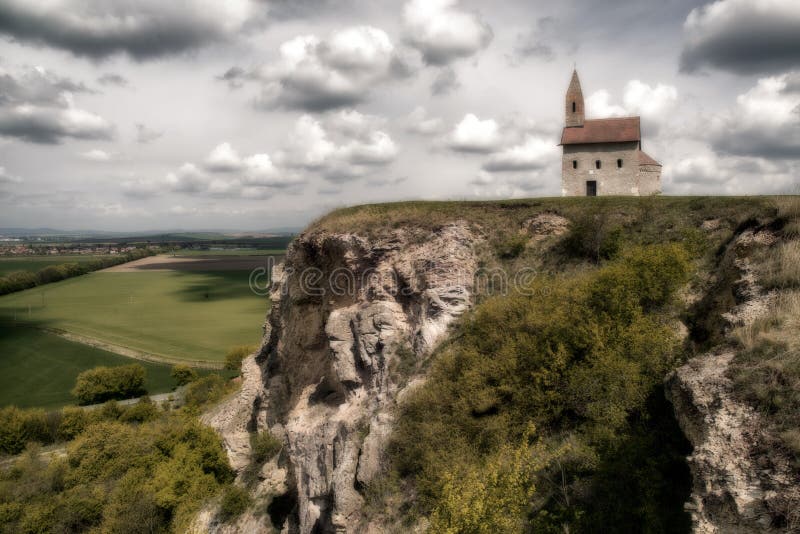 Osamělý Drážovský kostel na kopci, Slovensko