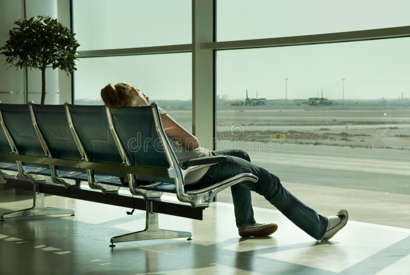 Solitario durmiendo en asientos línea antes soleado recubrimiento carreteras aviones sobre el aeropuerto pasajero sala.