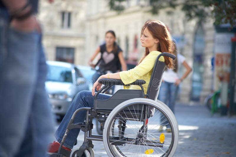 Solitario es un sobre el silla de ruedas sobre el calles.