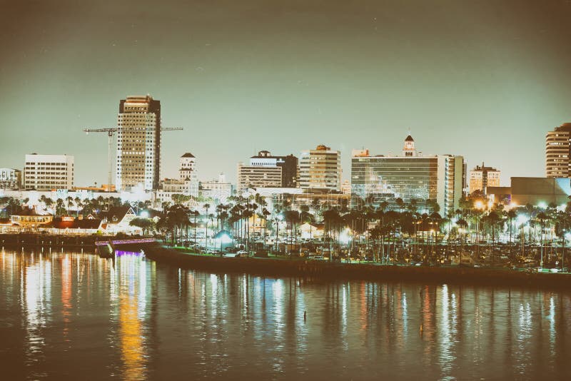 LONG BEACH, CA - 31 DE JULIO DE 2017: Horizonte de la ciudad en la noche Beac largo imagen de archivo LONG BEACH, CA - 31 DE JULIO DE 2017: Horizonte de la ciudad en la noche Beac largo imagen de archivo