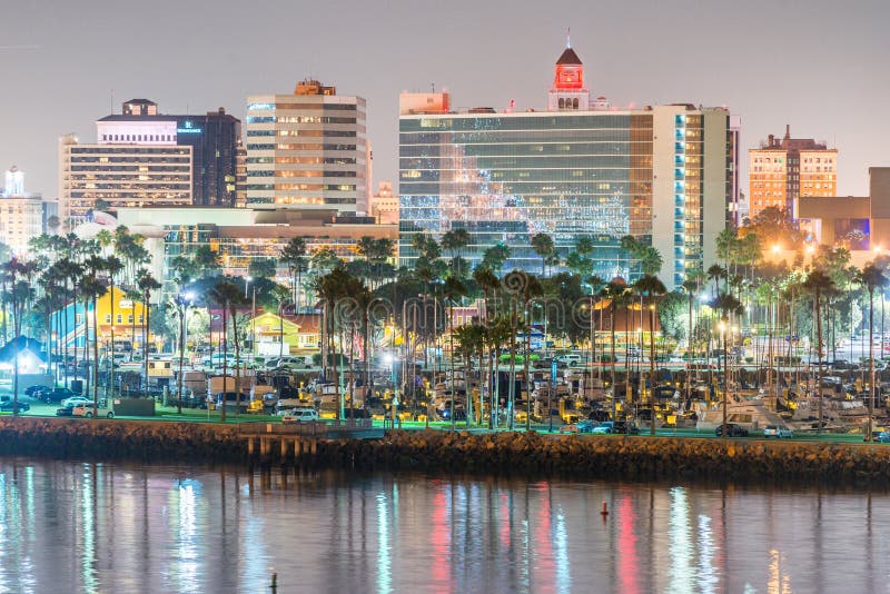 LONG BEACH, CA - 31 LUGLIO 2017: Orizzonte di tramonto da Queen Mary immagine stock libera da diritti LONG BEACH, CA - 31 LUGLIO 2017: Orizzonte di tramonto da Queen Mary immagine stock libera da diritti