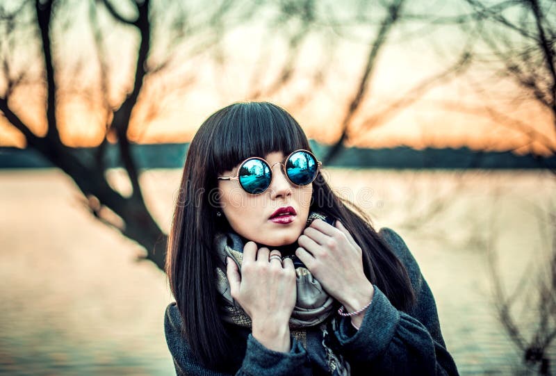 Long gir de brune de cheveux dans des lunettes de soleil extérieures photo libre de droits Long gir de brune de cheveux dans des lunettes de soleil extérieures photo libre de droits