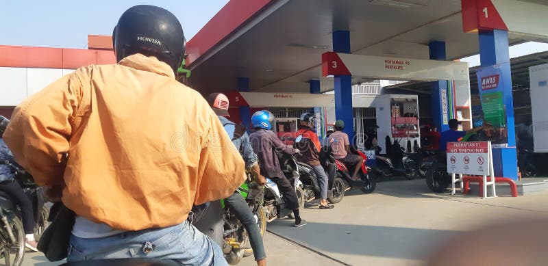 Long queue to get the petrol stock image
