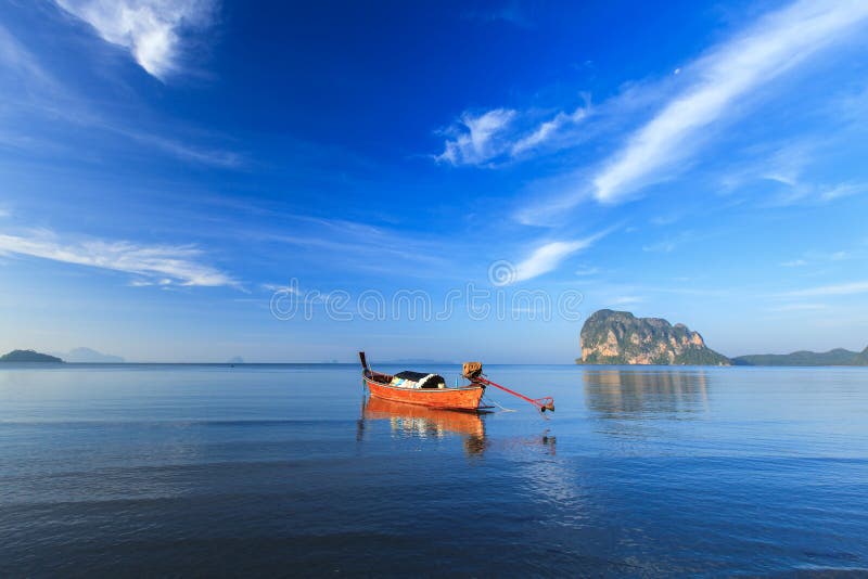 Largo tiempo la cola un barco en azul el mar a través de hermoso el cielo.