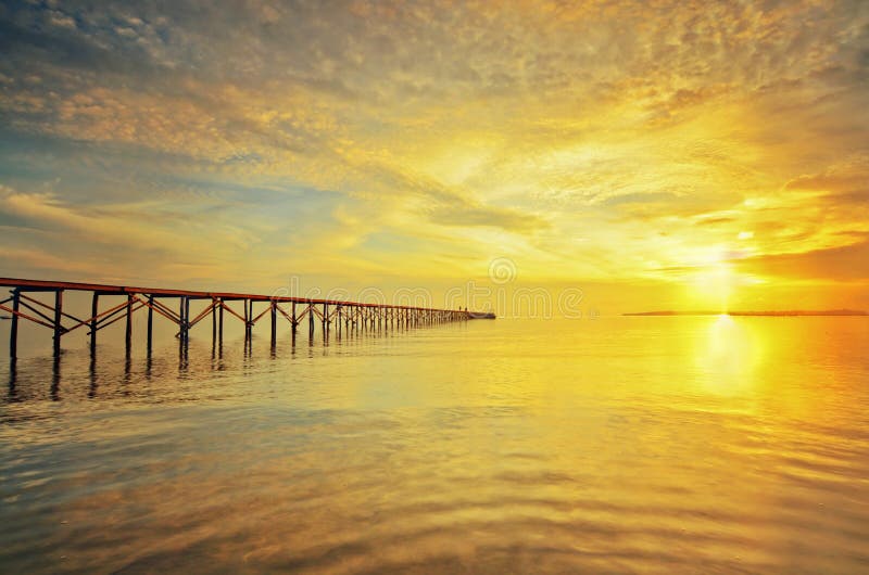 Largo tiempo de madera muelle título sobre el el sol.