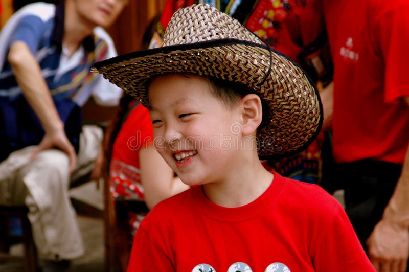 Longsheng, China: Muchacho Sonriente Con Sombrero De Fotografía editorial - Imagen de chino: 26511842