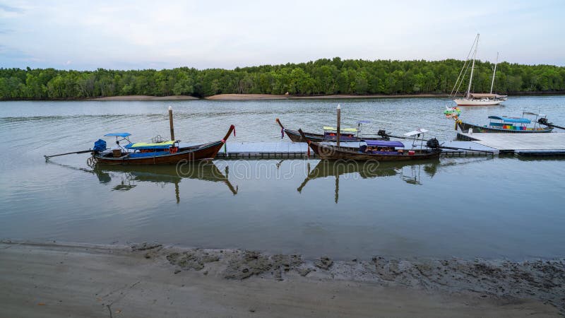 Longtail fartyg med reflex i den härliga morgonsoluppgången för hav över havet och mangroveskog i Phang Nga Thailand arkivbild Longtail fartyg med reflex i den härliga morgonsoluppgången för hav över havet och mangroveskog i Phang Nga Thailand arkivbild